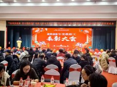 以快、诗朗诵、小品、合唱等多元节目为从线